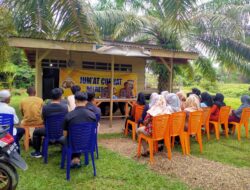 Kabag   OPS Polres Tebo Kompol Dhadhag A. SH. S. IK. MH Yang Didampingi Kasat Binmas Polres Tebo Mengadakan Jumat Curhat Milik Kantin  Ibu Ica  Di Kel Tebing Tinggi