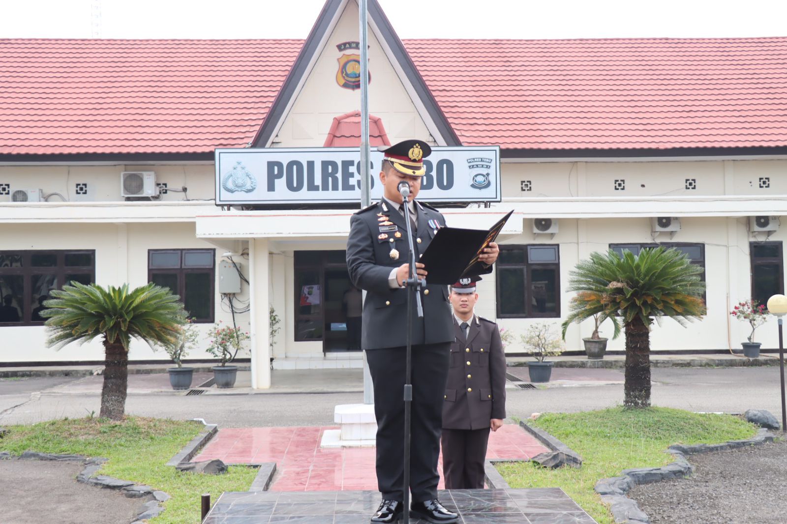 Kapolres Tebo Akbp I Wayan Arta Ariawan SH. S. Ik MH Yang Diwakili Kabag OPS  Kompol Dhadhag A. SH. S. Ik MH. sebangai Irup Pada Upacara  Hari Kesaktian Pancasila Di Lapangan Apel Polres Tebo