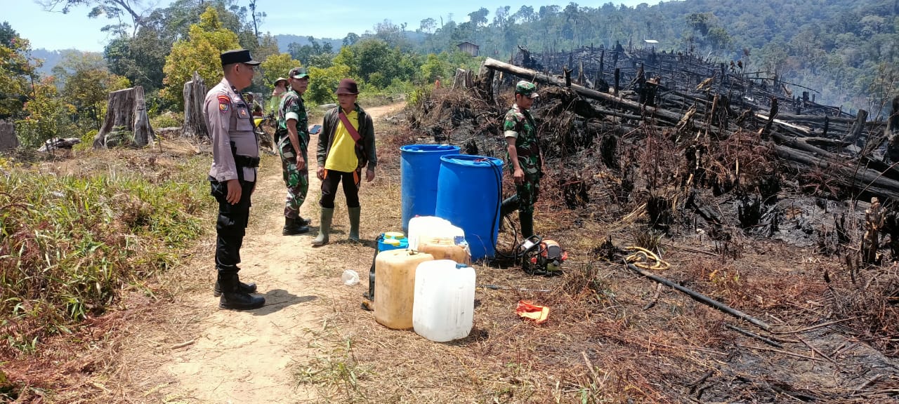 Polisi dan Tentara Menjadi Petugas Pemadam Api,Satgas Karhutla Jangkat ” Polsek dan Koramil ” Jangkat Padamkan api dengan Peralatan Seadanya.