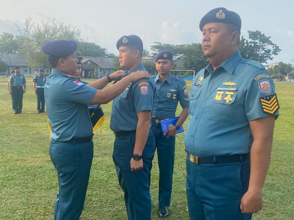 Danlanal Bintan Terima Laporan Kenaikan Pangkat Prajurit Lanal Bintan