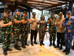 Komandan Lanal Bandung Sambut Ibu Negara Iriana Joko Widodo Dalam Rangka Kunjungan Kerja di Wilayah Jawa Barat