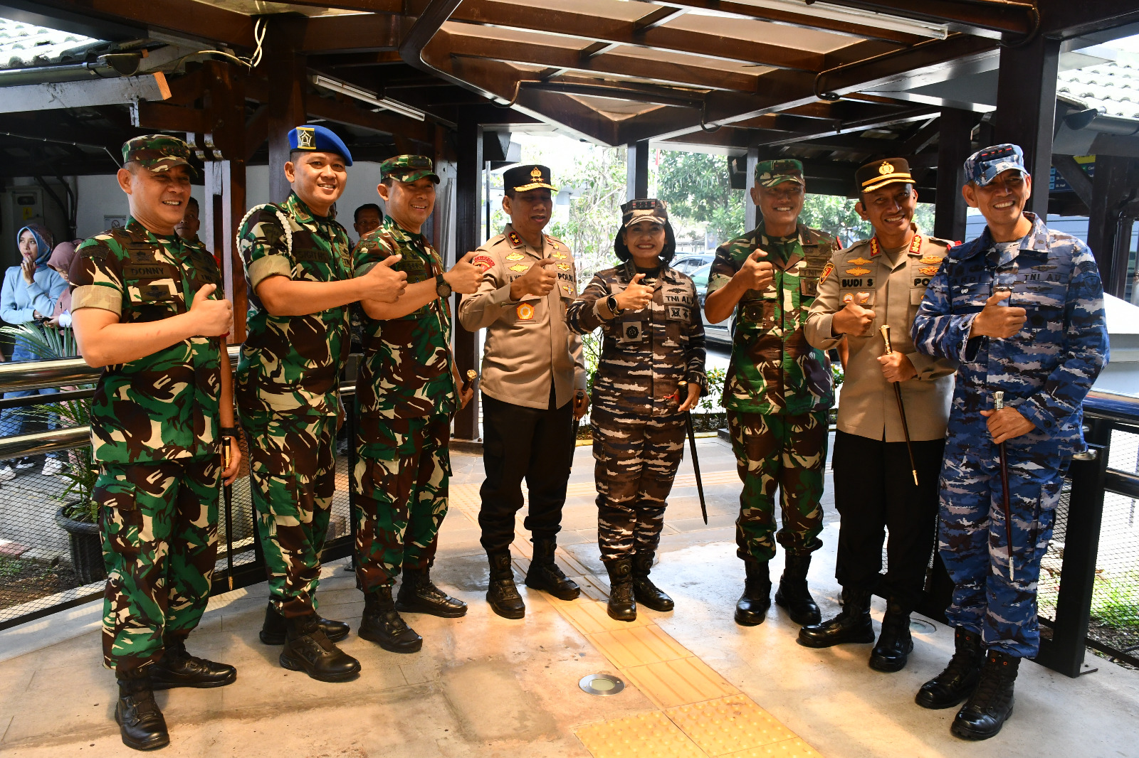 Komandan Lanal Bandung Sambut Ibu Negara Iriana Joko Widodo Dalam Rangka Kunjungan Kerja di Wilayah Jawa Barat