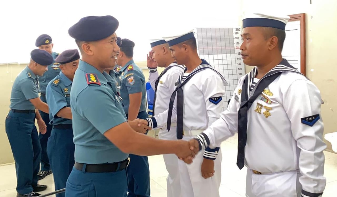 Komandan Lanal Sabang Terima Laporan Kenaikan Pangkat Personel Lanal Sabang