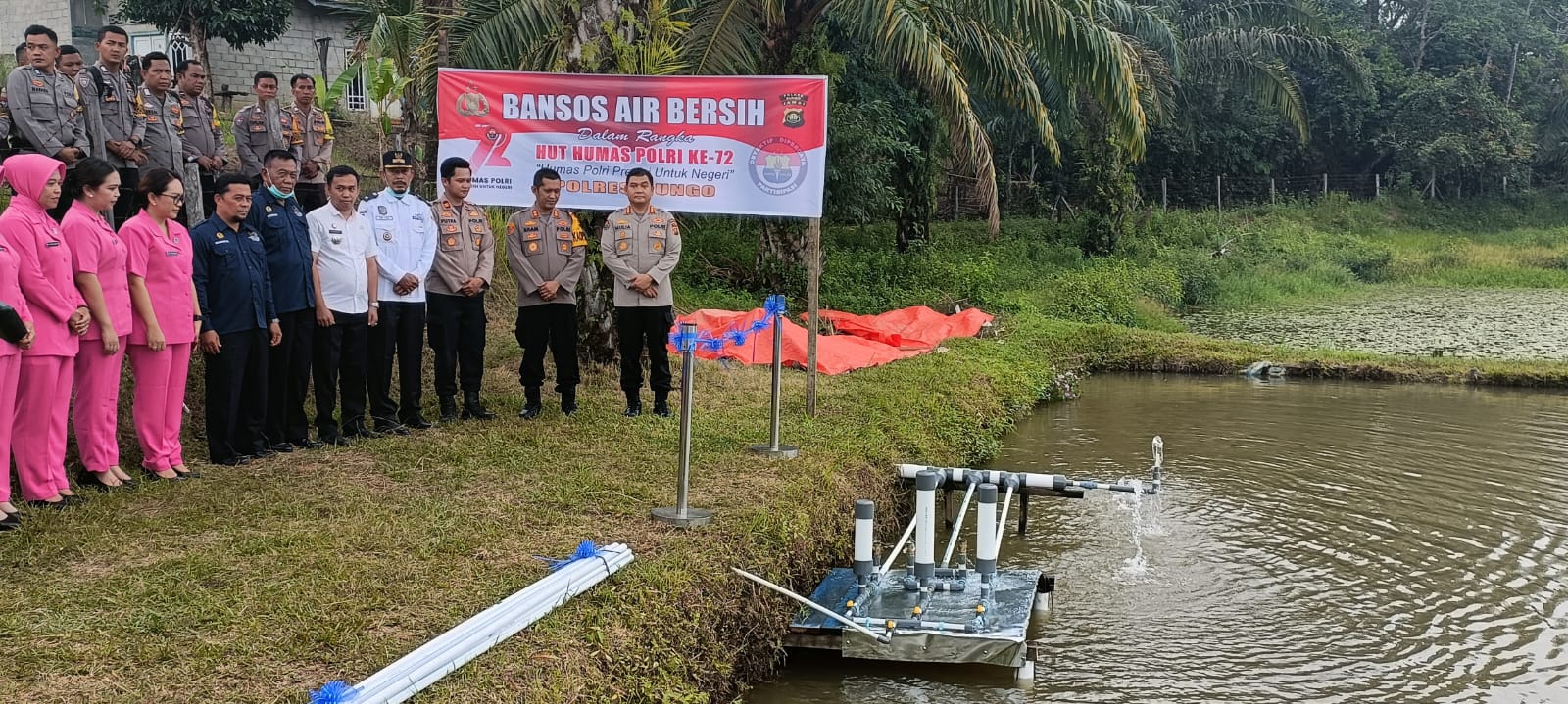 Menyambut HUT Ke 72 Humas Polri. Polda Jambi Bersama Polres Bungo Melaksanakan Bantuan Sosial Air Bersih Di Desa Macang Gedang Kab Bungo