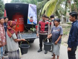 Sambut HUT Humas Polri ke 72, Polres Sarolangun Bakti Soial Bagikan Air Bersih ke Warga