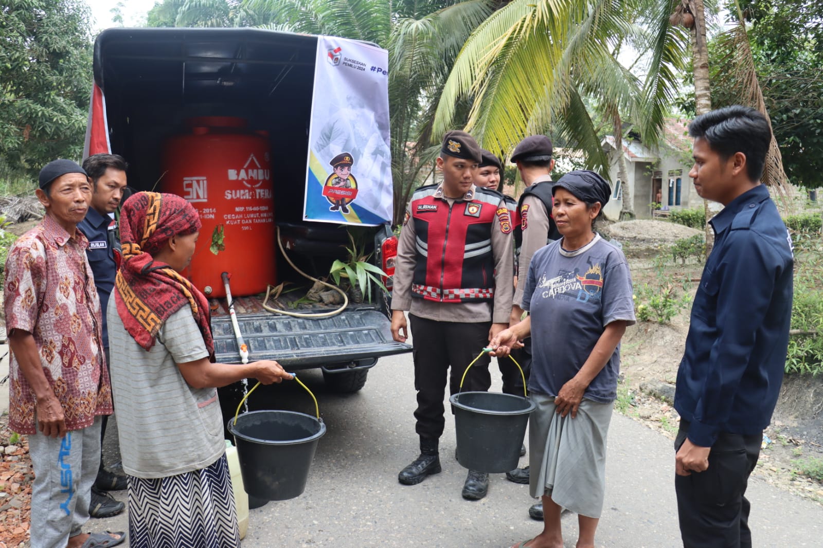 Sambut HUT Humas Polri ke 72, Polres Sarolangun Bakti Soial Bagikan Air Bersih ke Warga