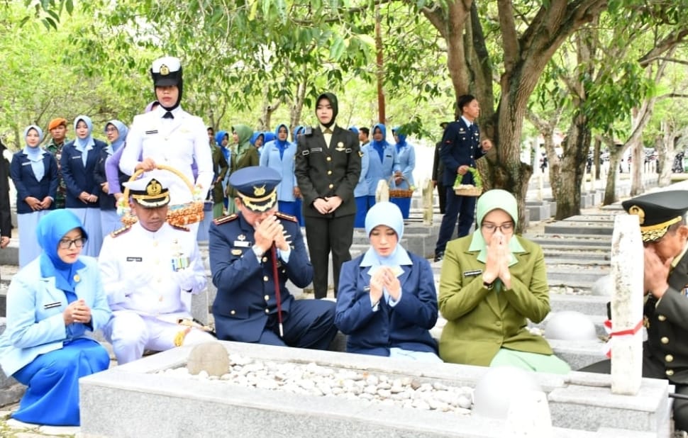 Sambut HUT Ke-78 TNI Tahun 2023, Lanal Sabang Ikuti Upacara Ziarah Nasional dan Tabur Bunga di TMP Banda Aceh