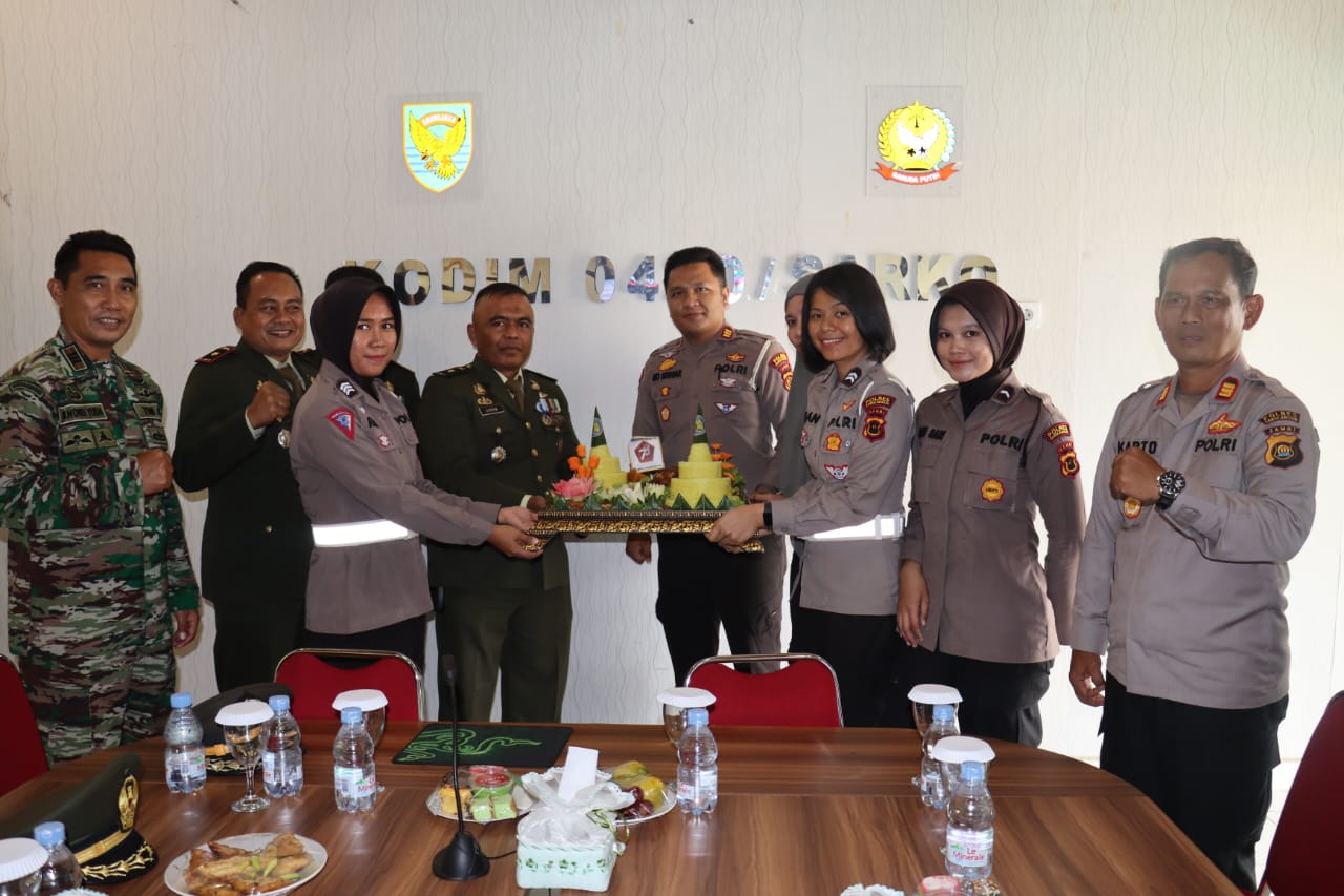 Polres Sarolangun dan Jajarannya Bersilaturahmi dan Berikan Kue Ulang Tahun di HUT TNI Ke-78