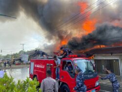 Detik-Detik HUT Ke-78 TNI, Tim Siaga Bencana Lanal Simeulue Gerak Cepat Padamkan Kebakaran di Pemukiman Padat Penduduk