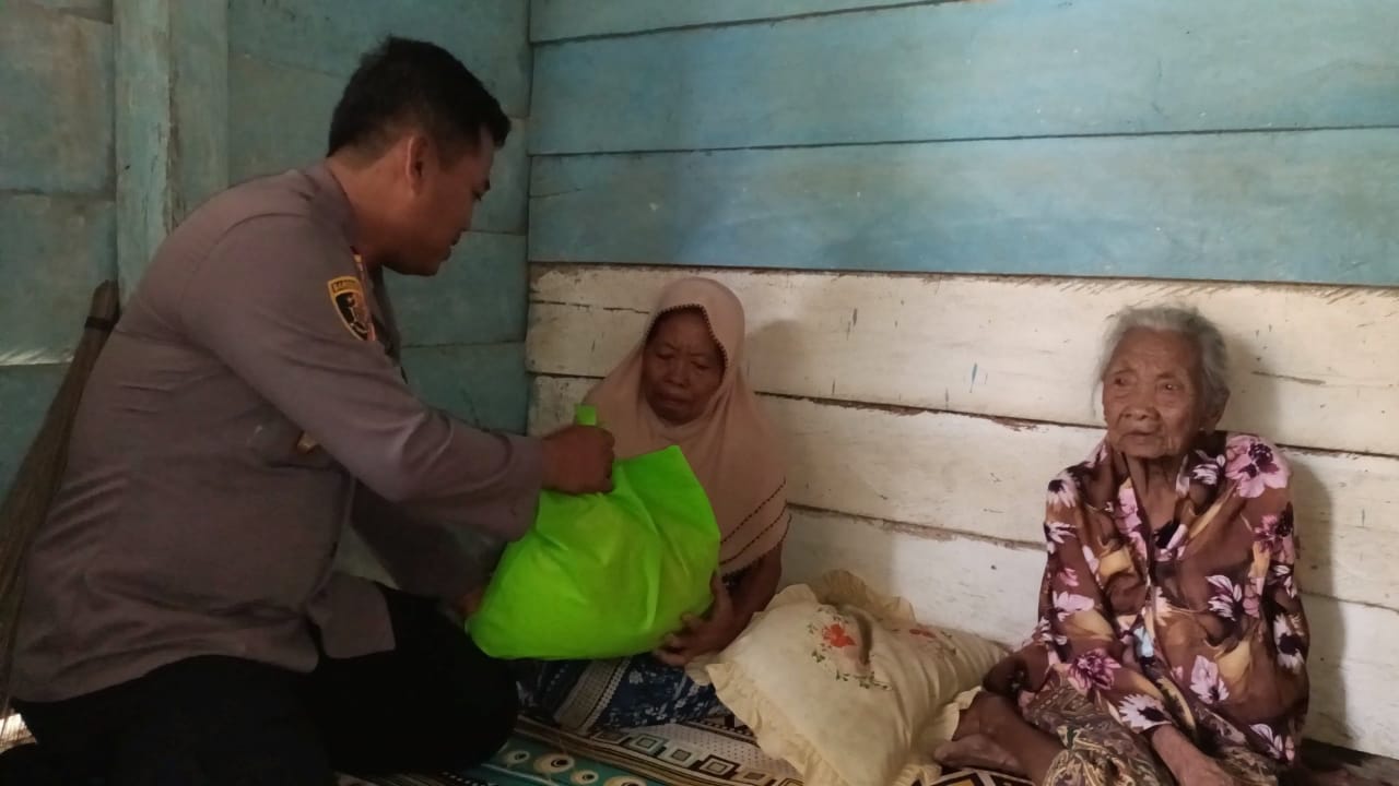 Muniroh 94 tahun ” Sapu Lidi di Usia Senja ” di Kunjungi Kapolsek Tabir bersama Komunitas Jum’at Berkah Selatan