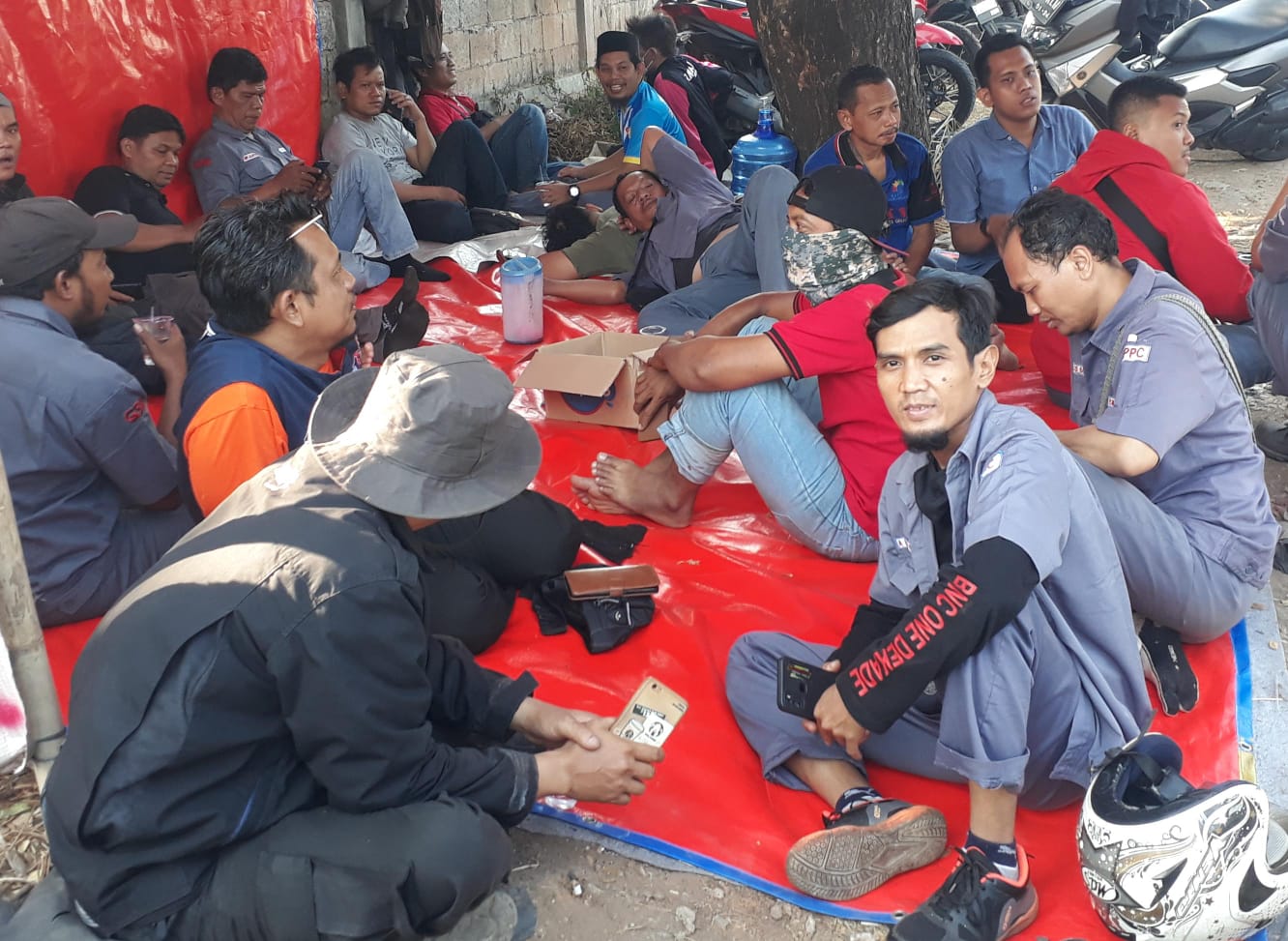 18 Karyawan PT GBK Yang Terkena PHK Sepihak dalam waktu seminggu aksi UNRAS Berjalan Terus.