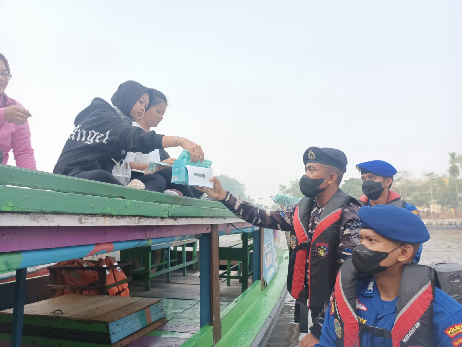 Sinergi TNI-Polri Cegah Dampak Karhutla, 3000 Masker Dibagikan Kepada Masyarakat