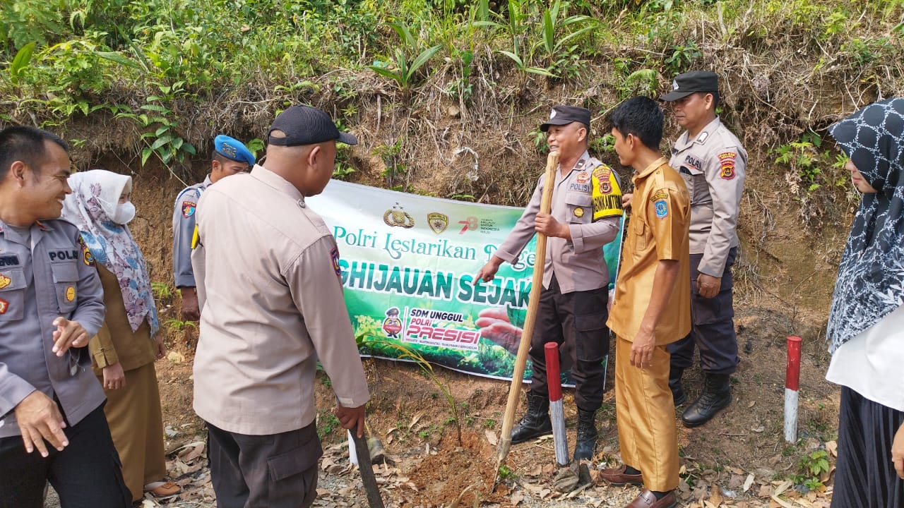 Iptu. Deni Saepudin. SH.MH bersama Warga Laksanakan Penanaman Seribu Pohon sertakan warga menjaga Hutan dan waspadai Karhutla