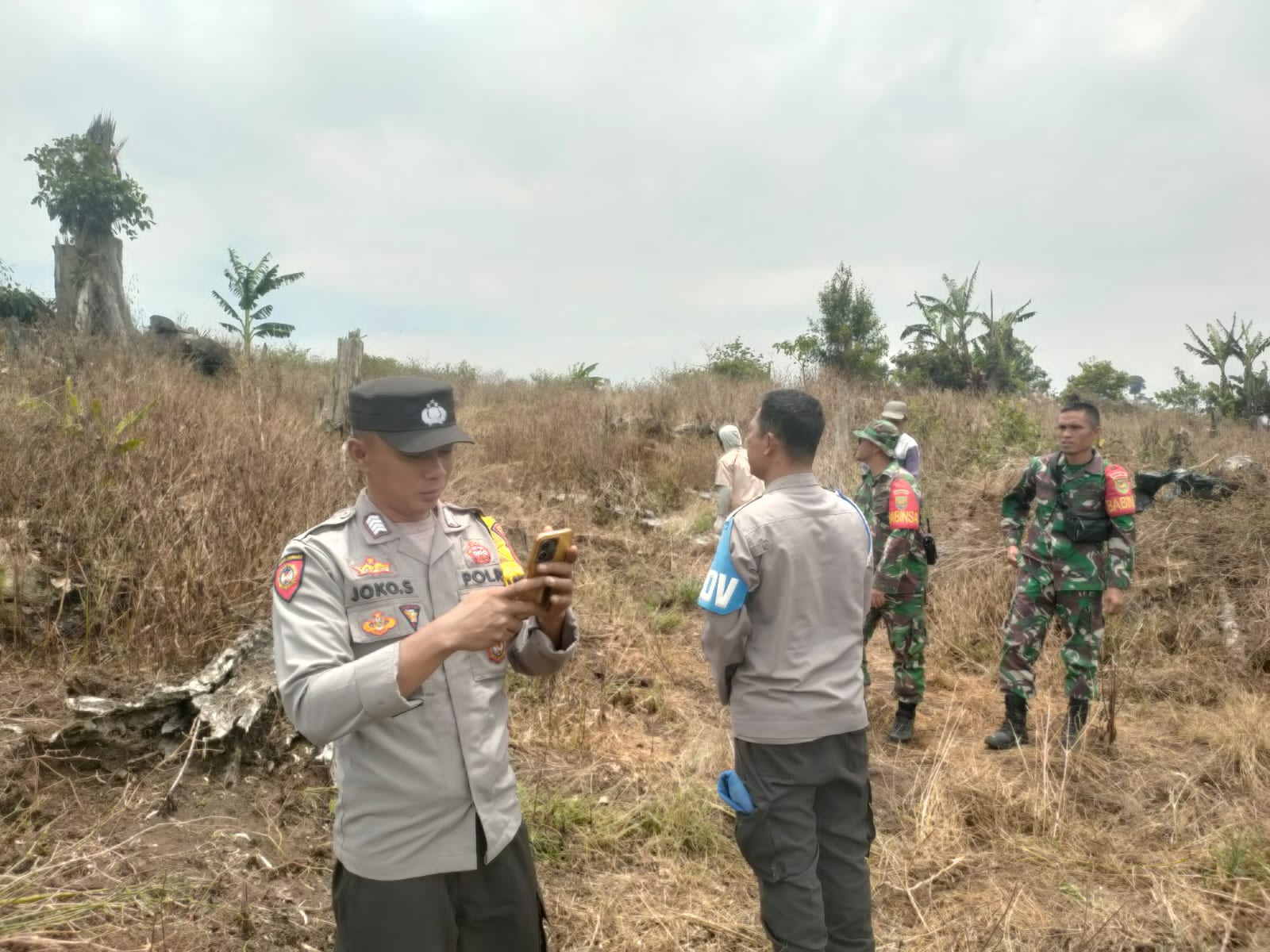 Berjibaku Padamkan Api,Personil Polsek bersama Anggota Koramil Jangkat Berikan Pengabdian Terbaik dalam mengatasi Karhutla