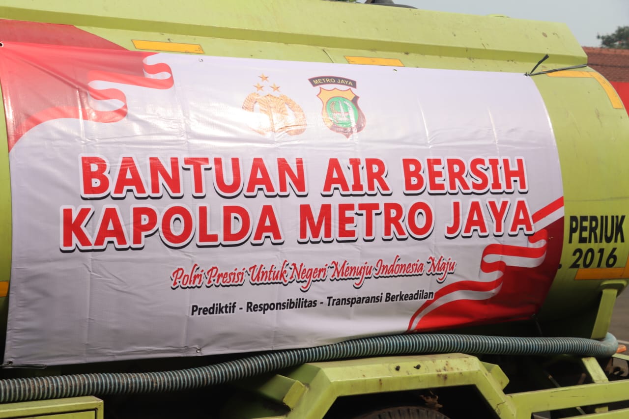 Kapolda Metro Jaya Berikan Bantuan 24 Tangki Air Bersih Ke Masyarakat Tangerang