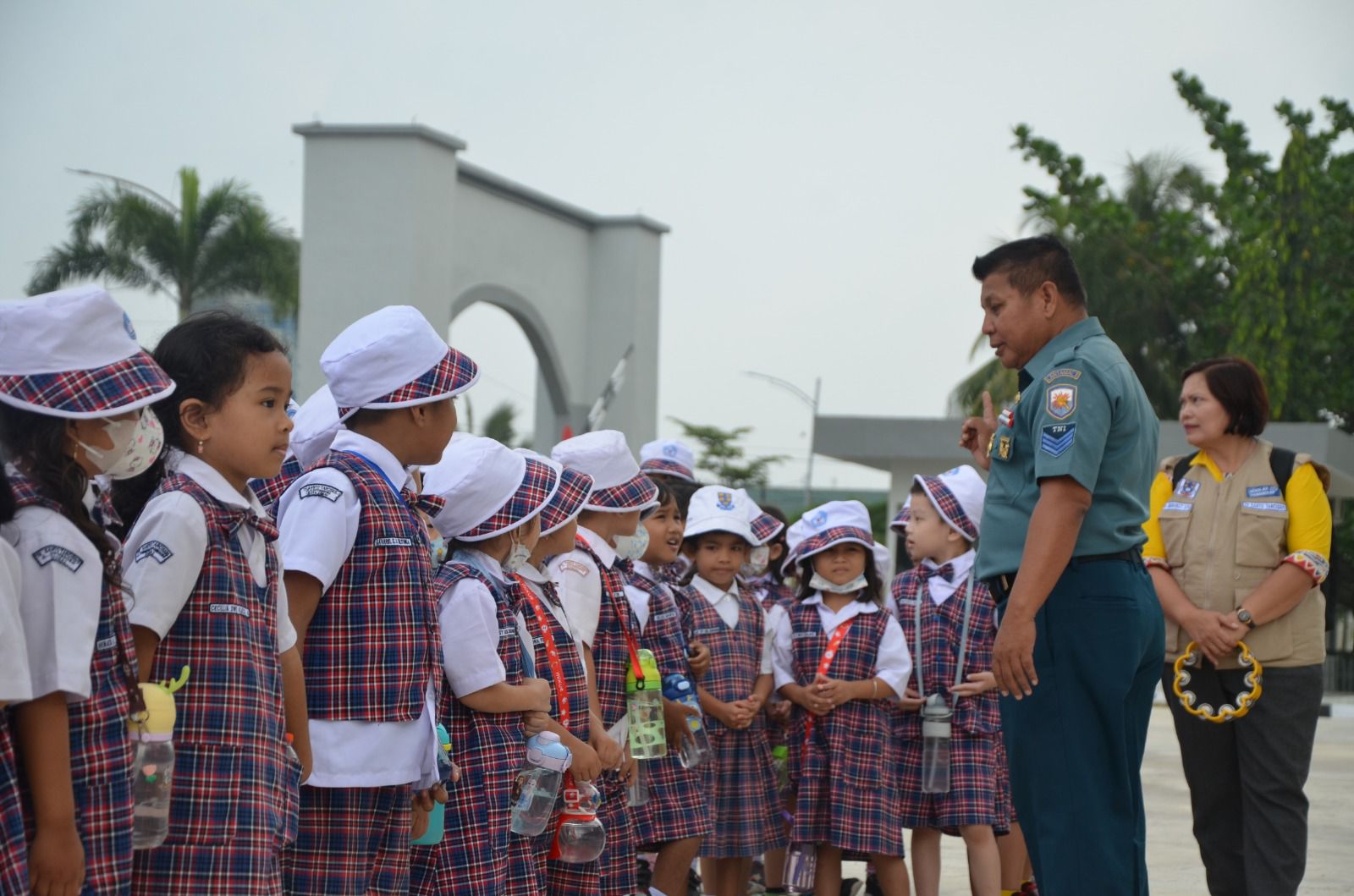 Lanal Dumai Kenalkan Pancasila Sejak Dini Kepada Siswa-Siswi Paud Santo Tarcisius Dumai