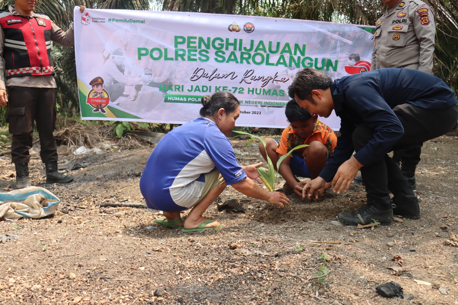 HUT Humas Polri ke 72, Polres Sarolangun Tanam Pohon Serentak Bersama Polsek Jajaran