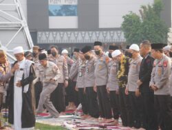 Personil Satbrimob Polda Sumsel Melaksanakan Sholat Istigosoh Untuk Memohon Pertolongan Dari Allah SWT