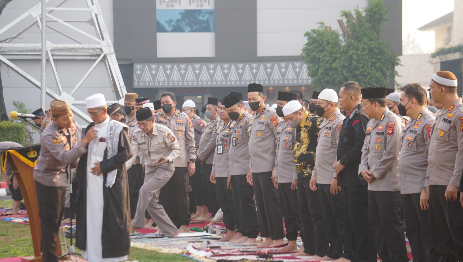 Personil Satbrimob Polda Sumsel Melaksanakan Sholat Istigosoh Untuk Memohon Pertolongan Dari Allah SWT