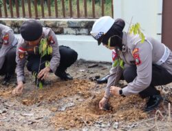 Sempena HUT Humas Polri, Ratusan Bibit Pohon Ditanam Personel Polres Bintan