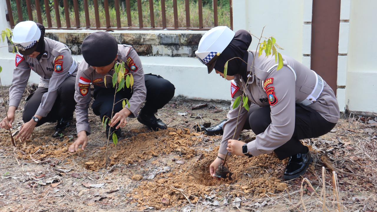 Sempena HUT Humas Polri, Ratusan Bibit Pohon Ditanam Personel Polres Bintan