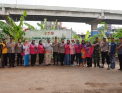 HUT Humas Polri Ke- 72, Polres Metro Jakarta Timur Lakukan Bakti Lingkungan Dengan Penghijauan Sejak Dini Penanaman Pohon Di Kolong Tol Becakayu