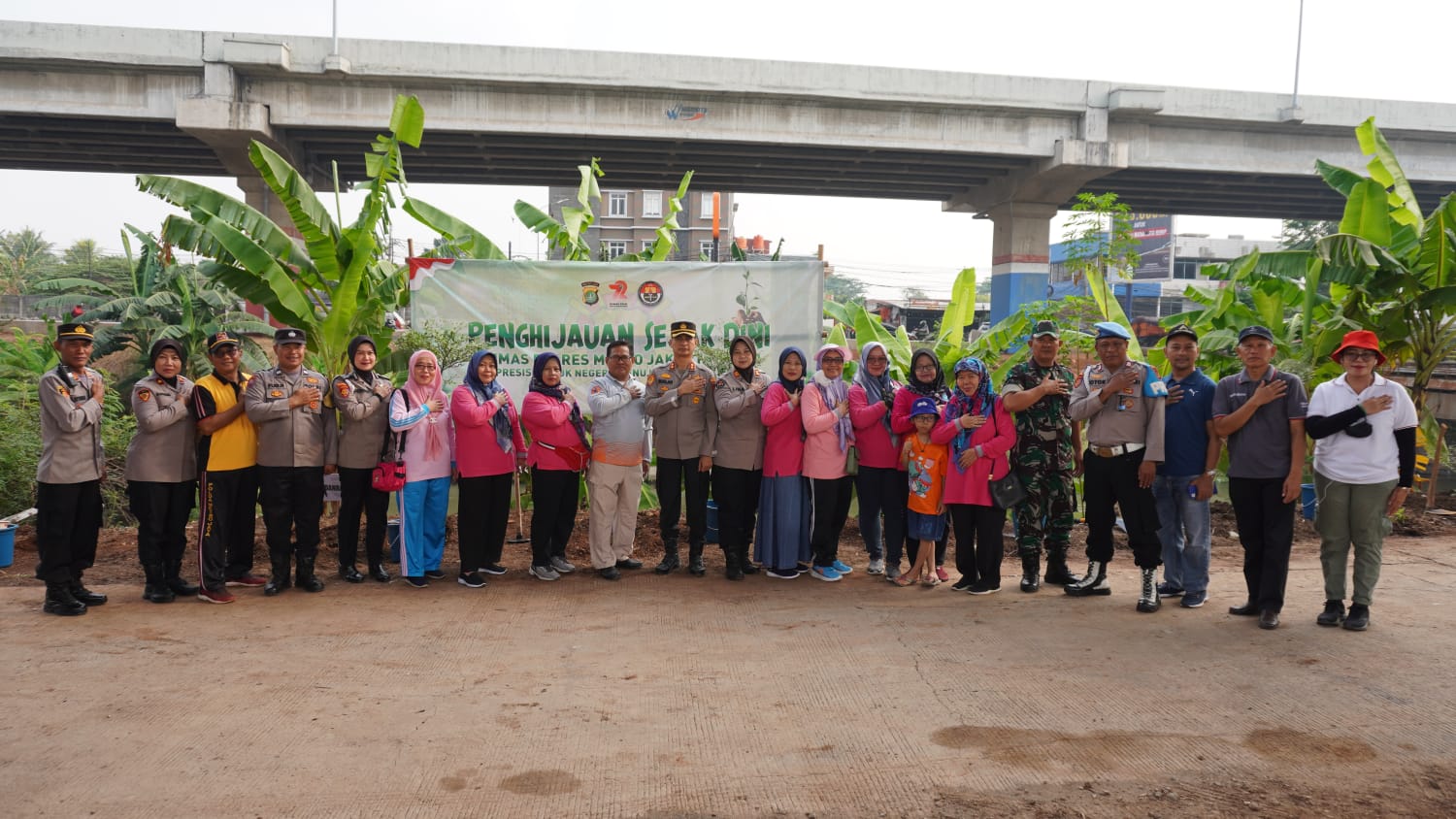 HUT Humas Polri Ke- 72, Polres Metro Jakarta Timur Lakukan Bakti Lingkungan Dengan Penghijauan Sejak Dini Penanaman Pohon Di Kolong Tol Becakayu