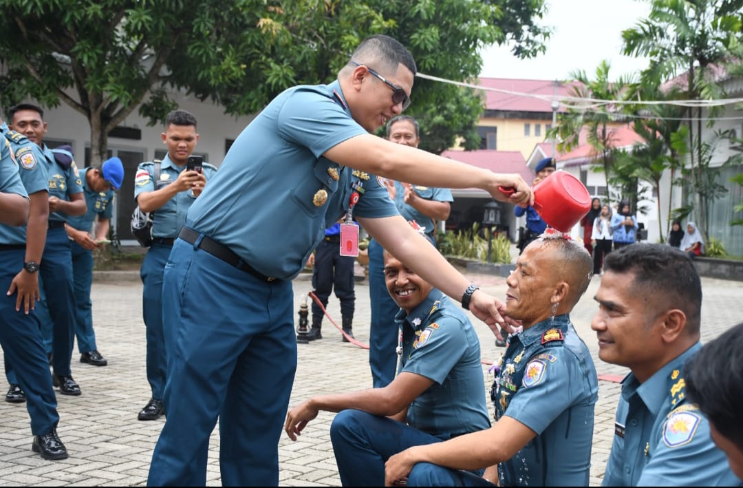 Danlanal TBA Pimpin Acara Kenaikan Pangkat Perwira dan Bintara Dilanjutkan Jam Komandan Kepada Seluruh Prajurit