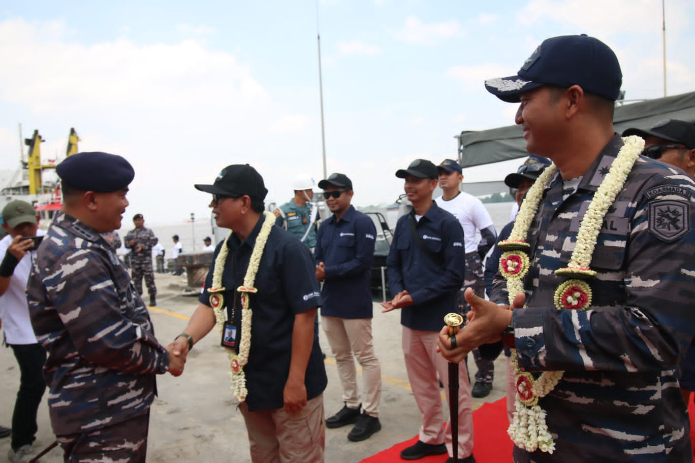 KRI Layang-635 Yang Membawa Tim ERB Tiba Di Banjarmasin