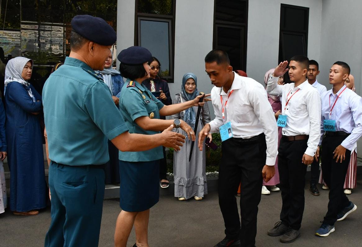 Komandan Lanal Bandung Berangkatkan 12 Casis Tamtama TNI AL PK TA. 2023 Gelombang II Sub Panda Lanal Bandung