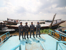 Lanal Banjarmasin Amankan Kapal Tanpa Dokumen Lengkap di Sungai Barito