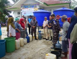 Lanal Bengkulu Salurkan Air Bersih Bantu Masyarakat Pesisir di Kabupaten Bengkulu Tengah