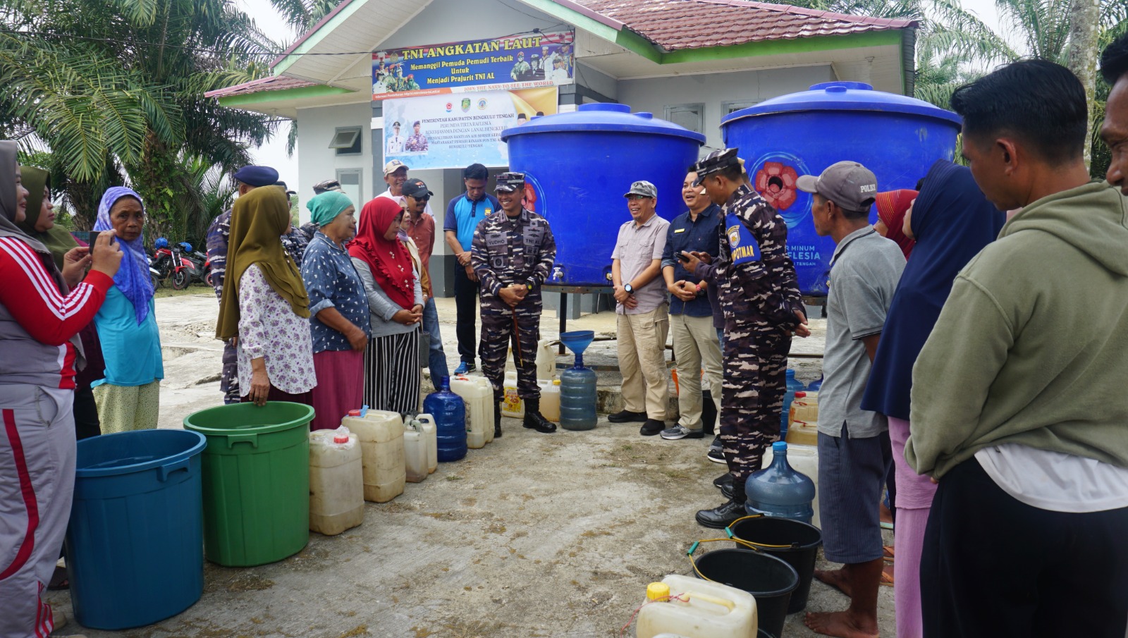 Lanal Bengkulu Salurkan Air Bersih Bantu Masyarakat Pesisir di Kabupaten Bengkulu Tengah