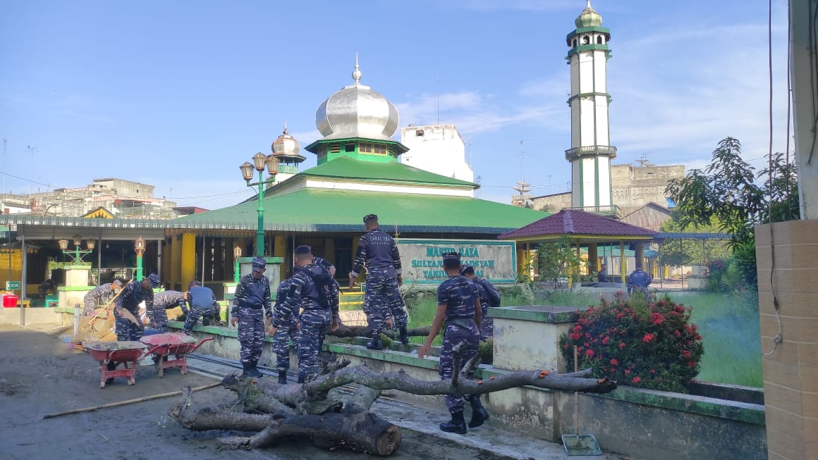 Jalin Kerukunan Antar Umat Beragama, TNI AL Lanal TBA Adakan Pembersihan Masjid Raya Kota Tanjungbalai