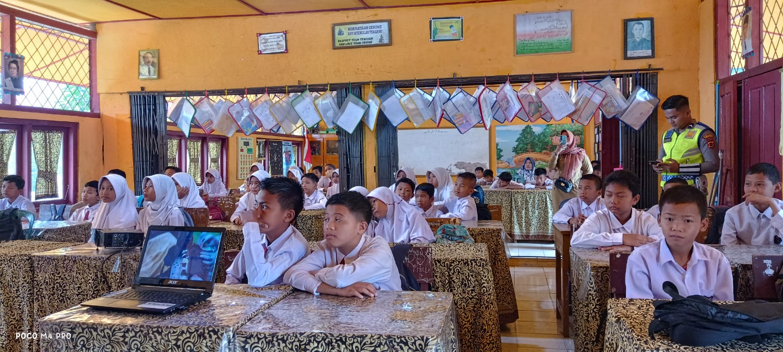 Akp. Bambang Soestyo. SH.MH. POLICE GO TO SCHOOL Program Edukasi pada Siswa didik Guna Penerapan Kedisiplinan Ke Sekolah Dasar Nomor 60