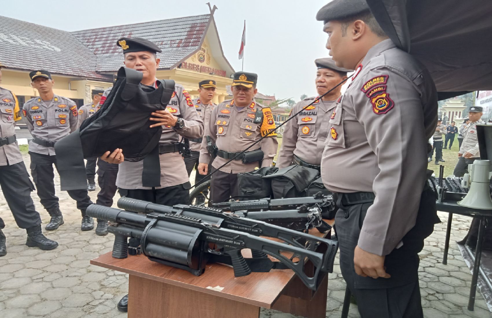 Pimpin APEL GELAR PASUKAN PERSIAPAN OPERASI MANTAP BRATA TAHUN 2023/2024 POLRES MERANGIN Dir Samapta Edukasi Personil