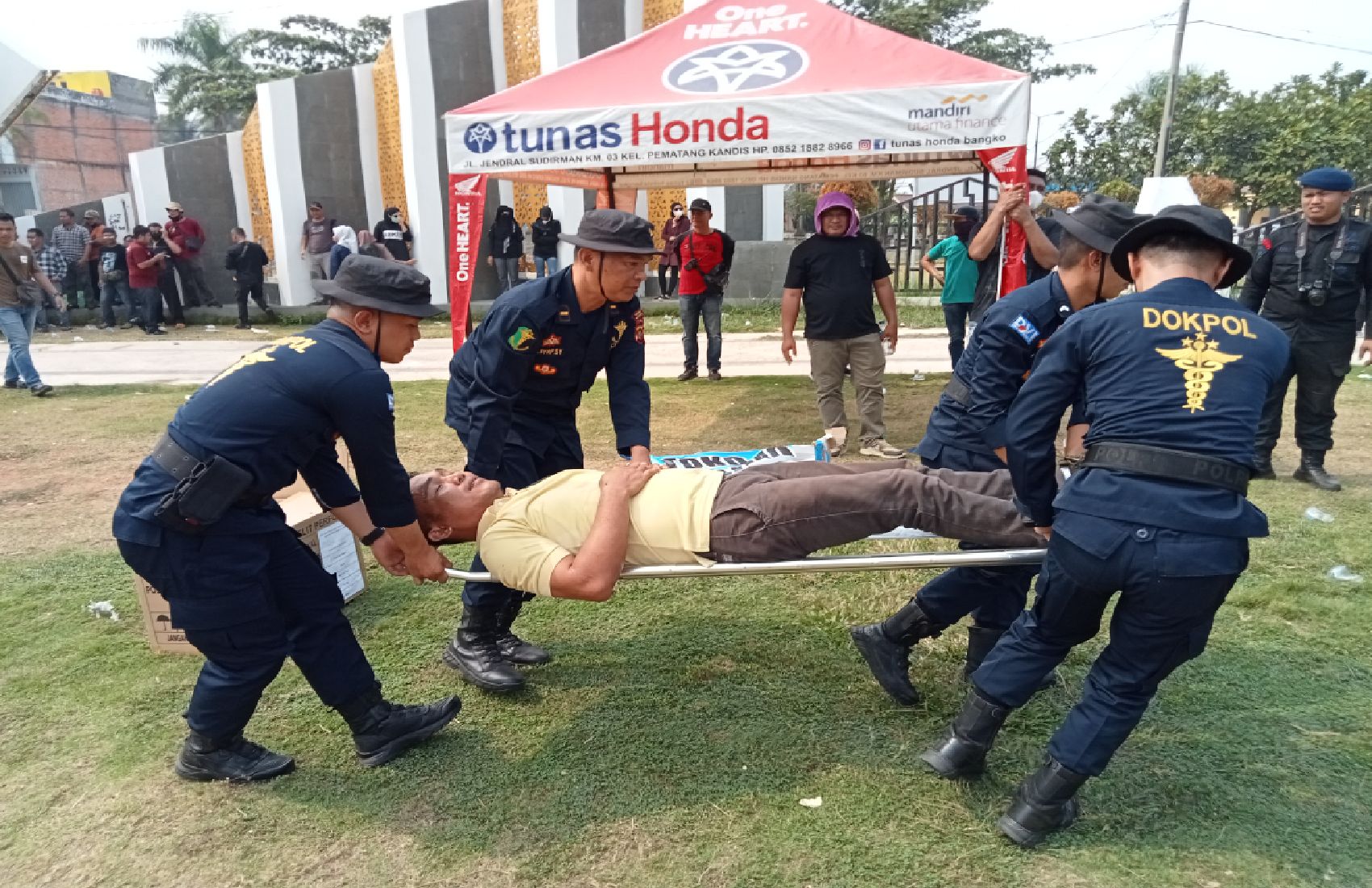 Dua Orang Luka Tembak, Satu Orang Warga Ditangkap Satuan Kerja Gerak Cepat Polres Merangin Dan Personil Batalyon B Pelopor Satbrimobda Jambi di Halaman Kantor Bupati Merangin