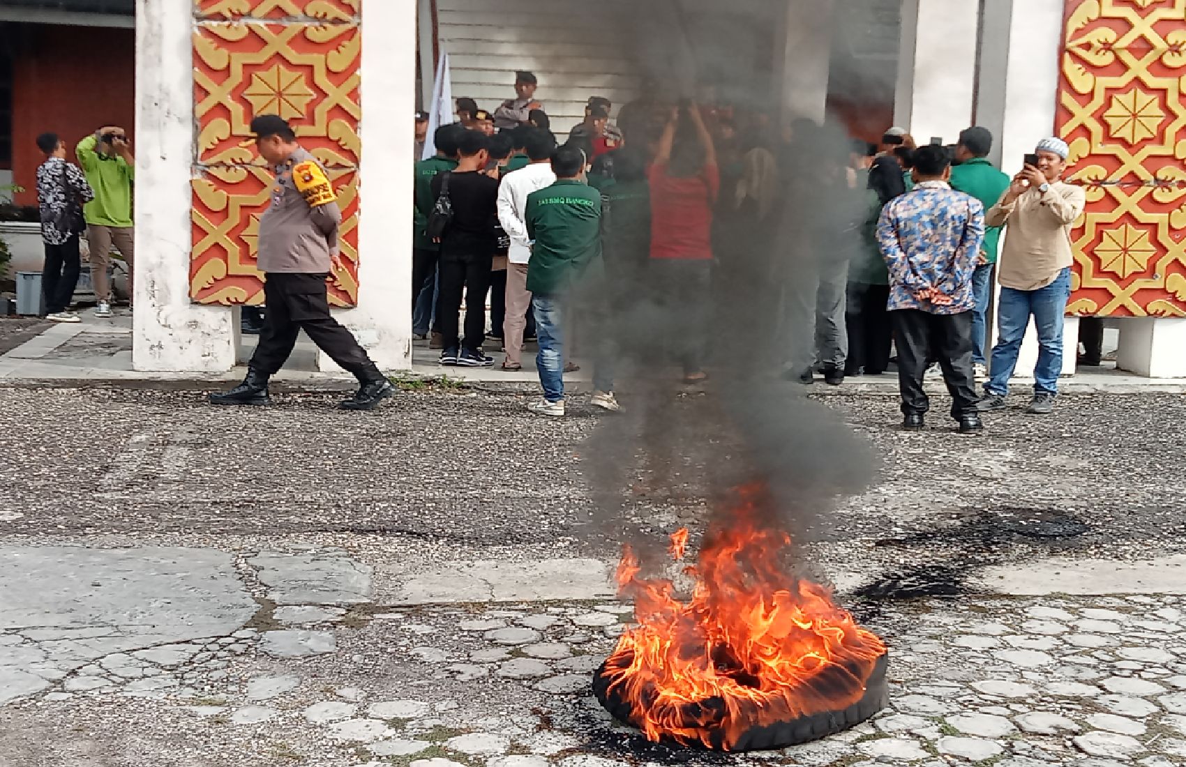 Laksanakan Pengamanan Orasi Damai Di Kantor DPRD Merangin,Polres Merangin Berikan Kesempatan Penuh pada masa Aksi