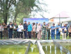 Danlanal Dumai Bersama Forkopimda Tabur Ribuan Benih Nila dan Lele serta Tanam Bibit Jagung di Mako Lanal Dumai