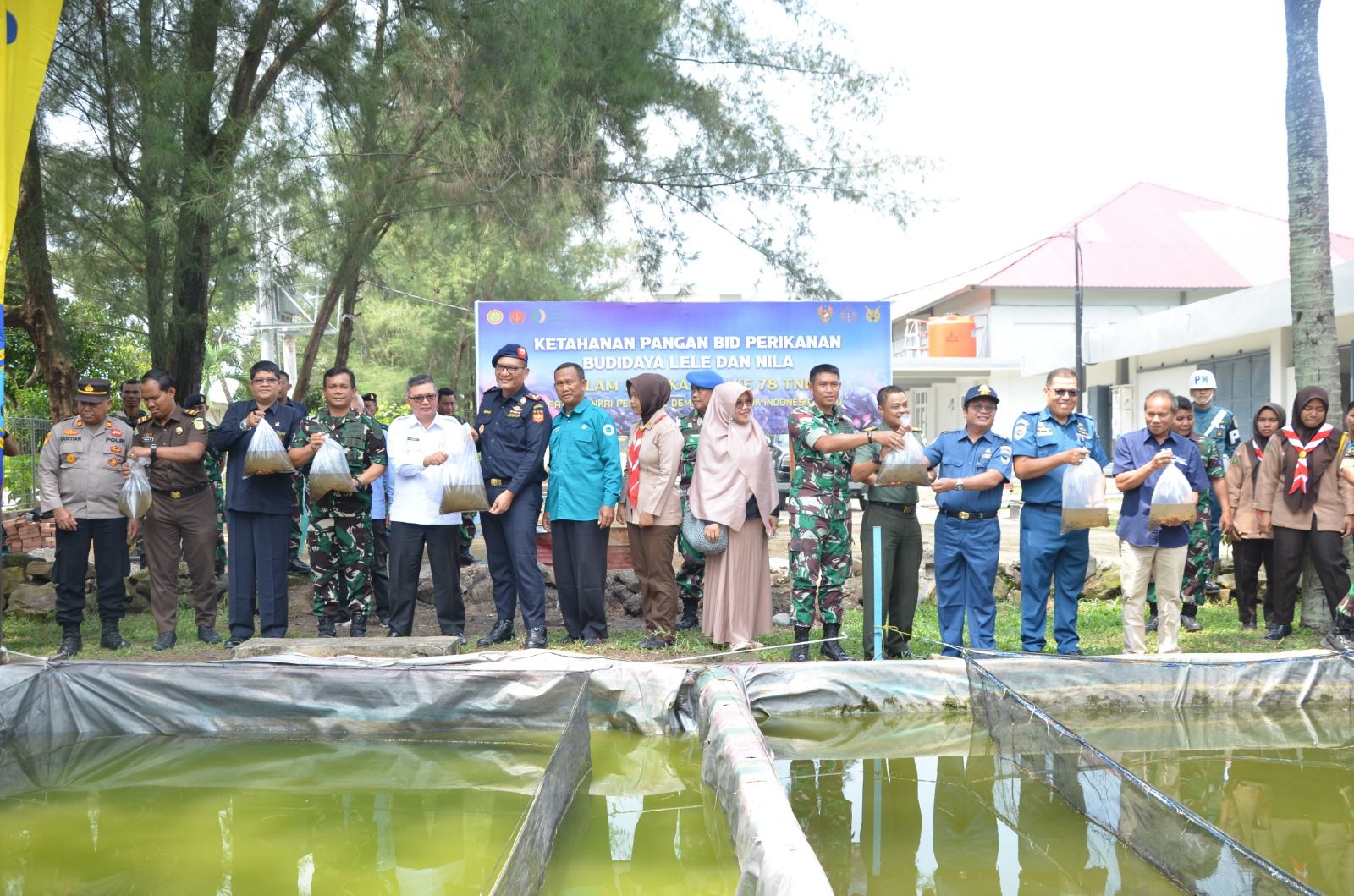 Danlanal Dumai Bersama Forkopimda Tabur Ribuan Benih Nila dan Lele serta Tanam Bibit Jagung di Mako Lanal Dumai