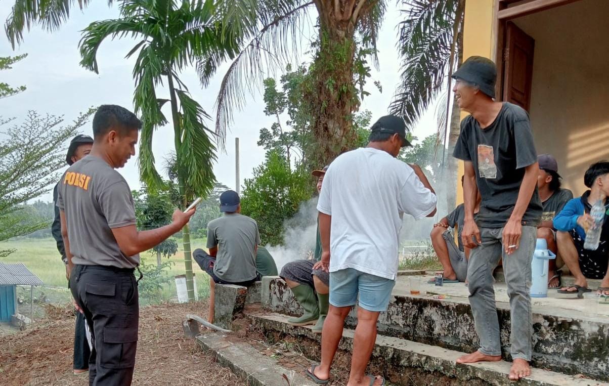 Jajaran Polsek Tabir dan Masyarakat Ciptakan Nuansa Kebersamaan dalam Setiap Pelaksanaan Gotong Royong Bersama