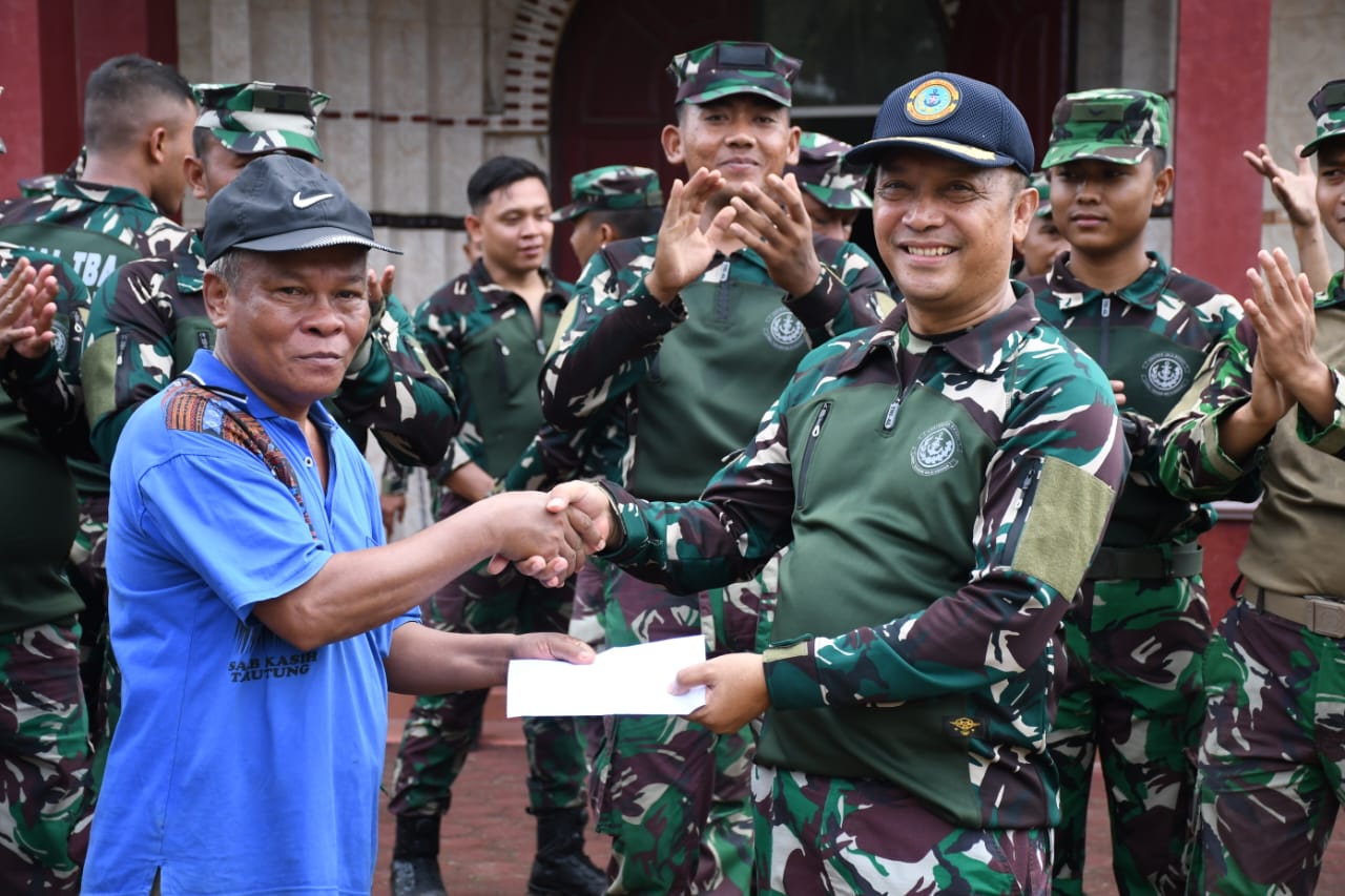 TNI AL Lanal TBA Laksanakan Bakti Sosial Bersih-Bersih di Gereja HKBP Kota Tanjungbalai