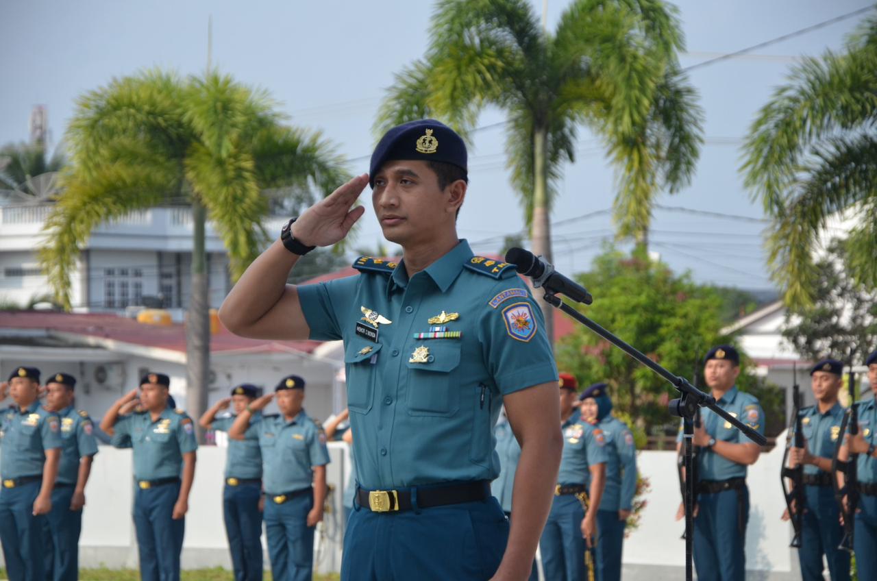 Pasintel Lanal Dumai Pimpin Upacara Penaikan Bendera Merah Putih di Mako Lanal Dumai