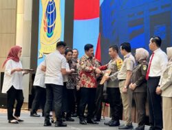 Kepolisian Daerah Jambi Irjen Pol Rusdi Hartono Menerima  Langsung Pin Emas Oleh Menteri Agraria Dan Tata Ruang Pertanahan Nasional  Hadi Tjahjanto