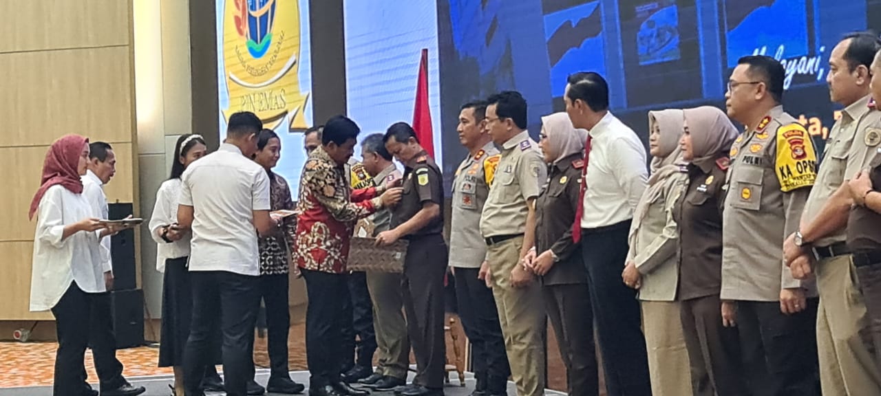 Dorong Berantas Mafia Tanah Kepala Kejaksaan Tinggi Kepulauan Riau Dapat Pin Emas Dari Menteri Agraria RI