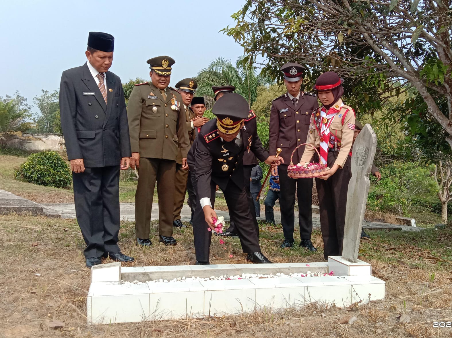 Peringati Hari Pahlawan, Kapolres Sarolangun Pimpin Upacara Ziarah di Taman Makam Pahlawan Satria Sarolangun