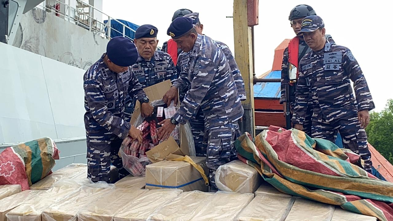 Lanal Lhokseumawe Gagalkan Penyelundupan 350 Dus Rokok Tanpa Cukai di Perairan Aceh Utara