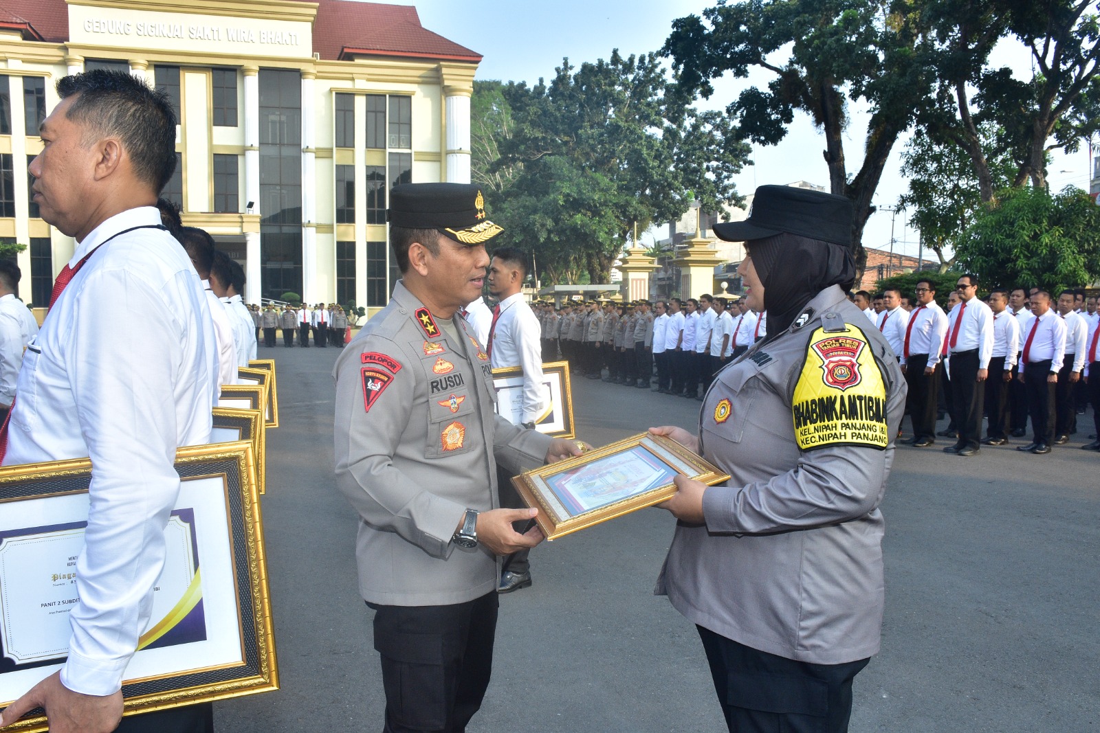 Kapolda Jambi Irjen Pol. Rusdi Hartono memimpin apel pagi Personel Polda Jambi dan Pemberian Penghargaan Kepada Personel yang Berprestasi,