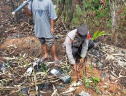 Bhabinkamtibmas Polsek Limun Tanam Pohon Di Lahan Yang Bekas Terbakar Guna Antisipasi Abrasi Dan Longsor.