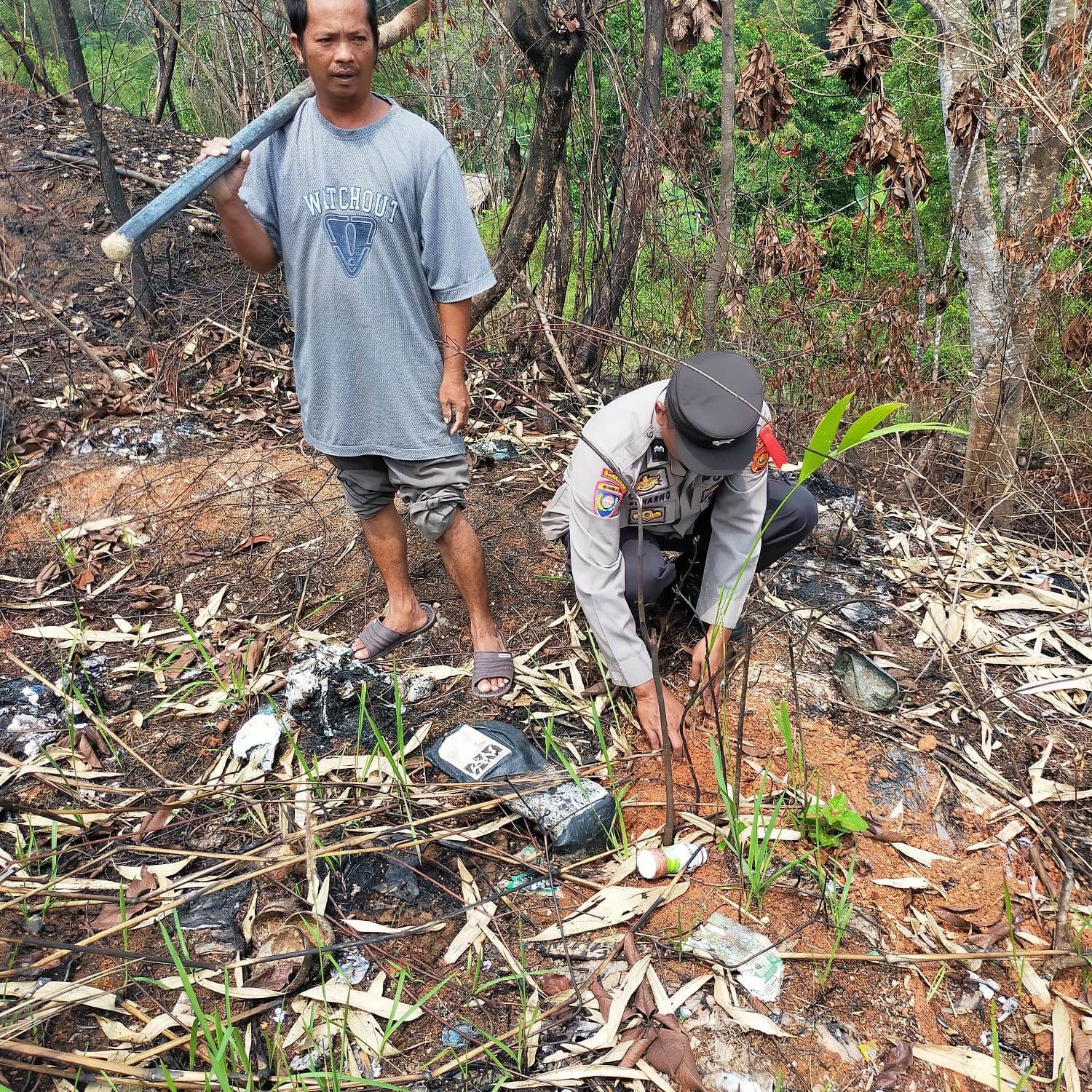 Bhabinkamtibmas Polsek Limun Tanam Pohon Di Lahan Yang Bekas Terbakar Guna Antisipasi Abrasi Dan Longsor.